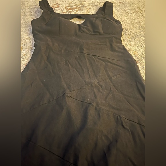 Black fitted LE Chateau midi dress. Size small - Picture 5 of 6